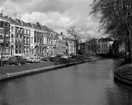 850507 Gezicht over de Stadsbuitengracht te Utrecht op de voorgevels van de panden Weerdsingel O.Z. 63 (links) - hoger, ...